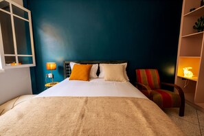 2 bedrooms, travel cot, WiFi, bed sheets