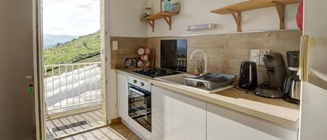 Réfrigérateur, micro-ondes, lave-vaisselle, cafetière/bouilloire