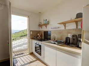 Fridge, microwave, dishwasher, coffee/tea maker