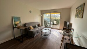 TV - "Charming Studio Steps from Nauzan Beach with Private Garden and Parking" (Vaux-sur-Mer)