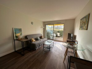 TV - "Charming Studio Steps from Nauzan Beach with Private Garden and Parking" (Vaux-sur-Mer)