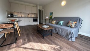 TV - "Charming Studio Steps from Nauzan Beach with Private Garden and Parking" (Vaux-sur-Mer)