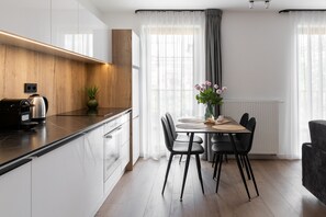Kylskåp, mikrovågsugn, ugn och spishäll