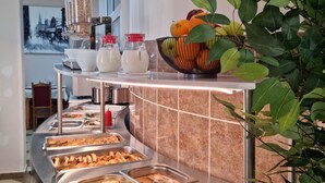 Un buffet proposant une variété de plats et une machine à café.