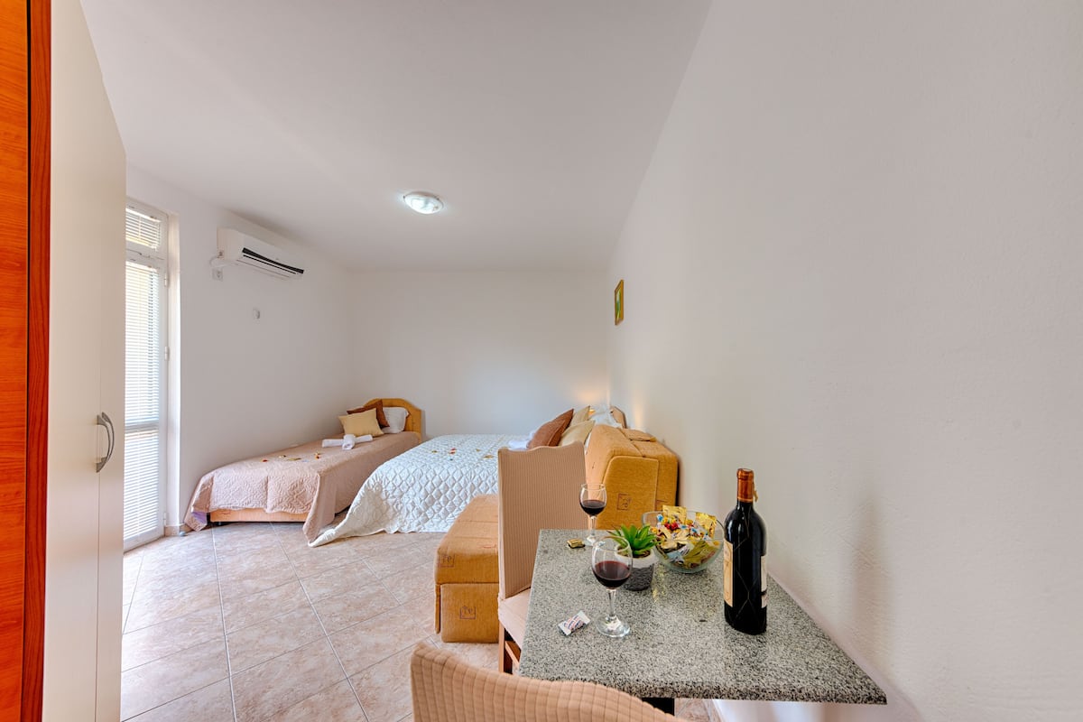 Superior driepersoonskamer | Luxe beddengoed, bedden met traagschuimmatras, een bureau