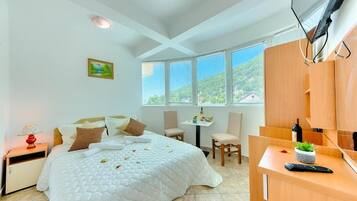 Luxury Double or Twin Room | Premium bedding, memory foam beds, desk, laptop workspace