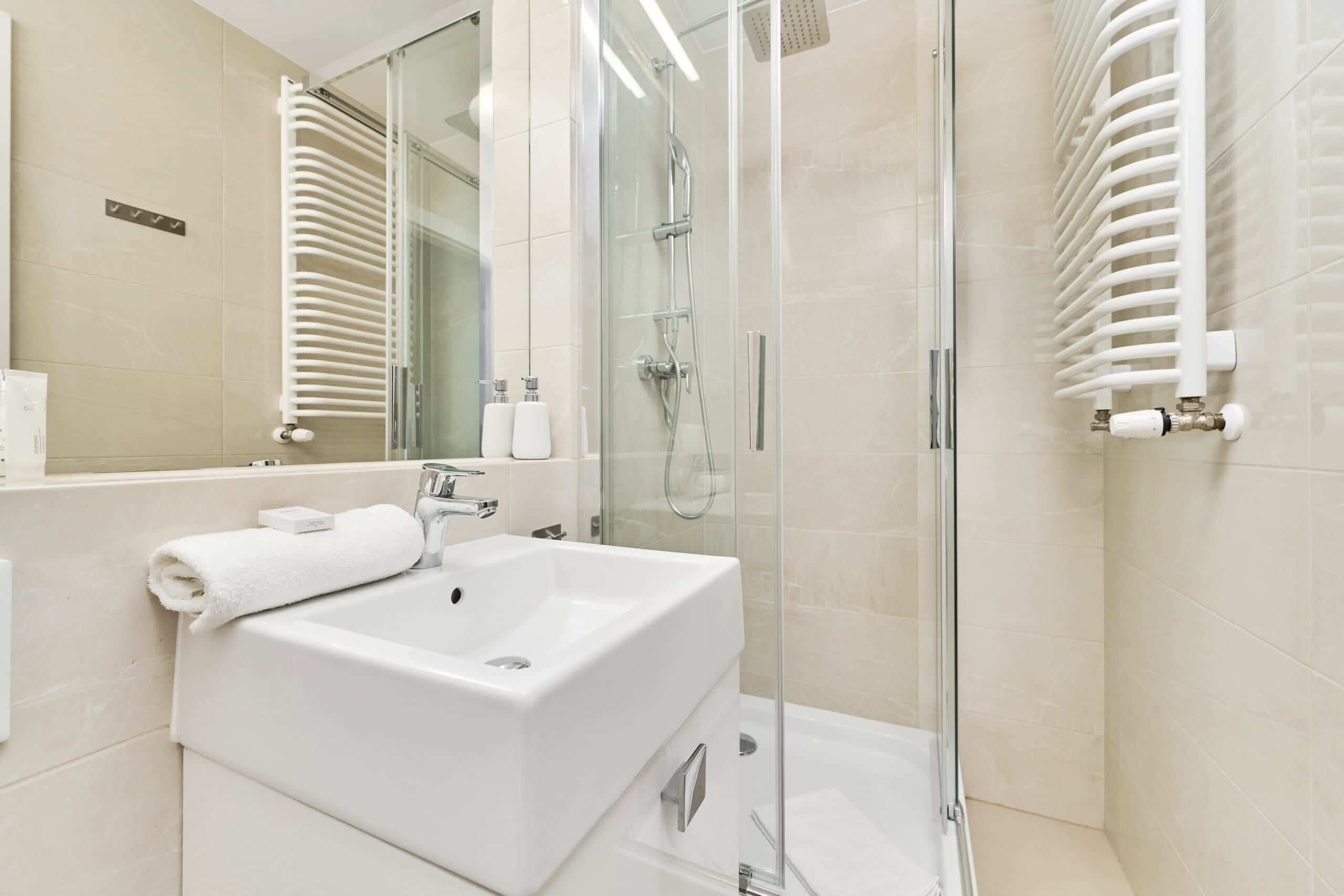 Shower, shampoo