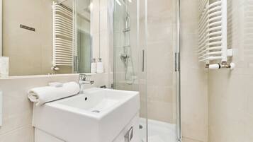 Shower, shampoo