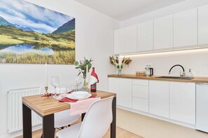 Réfrigérateur, four à micro-ondes, surface de cuisson