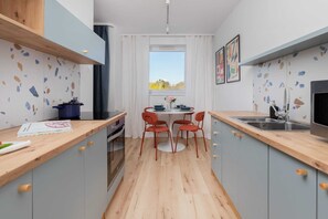 Fridge, microwave, stovetop, cookware/dishes/utensils - Kielecka 109A | Stylish Apartment | Parking (Gdynia)