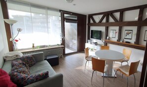 Tv, bordtennisbord, bøger, stereoanlæg