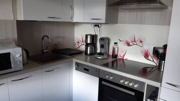 Kühlschrank, Mikrowelle, Ofen, Herdplatte