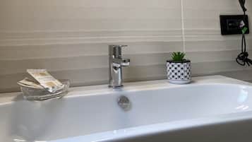 Haartrockner, HandtĂŒcher, Seife, Shampoo