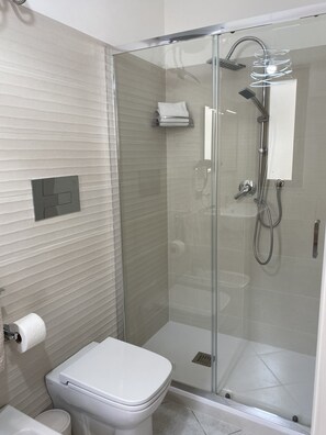 Asciugacapelli, asciugamani, sapone, shampoo