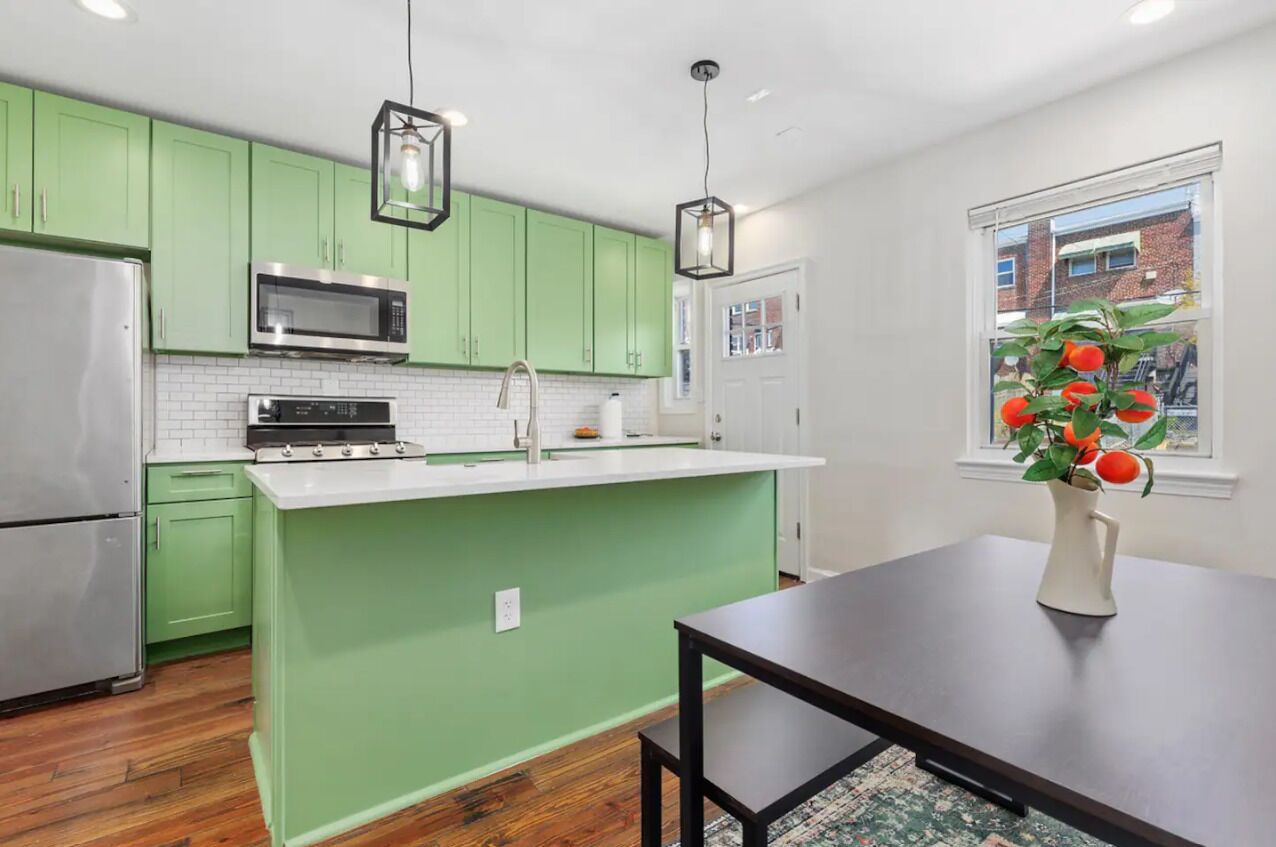 Zen rowhome w/ private parking