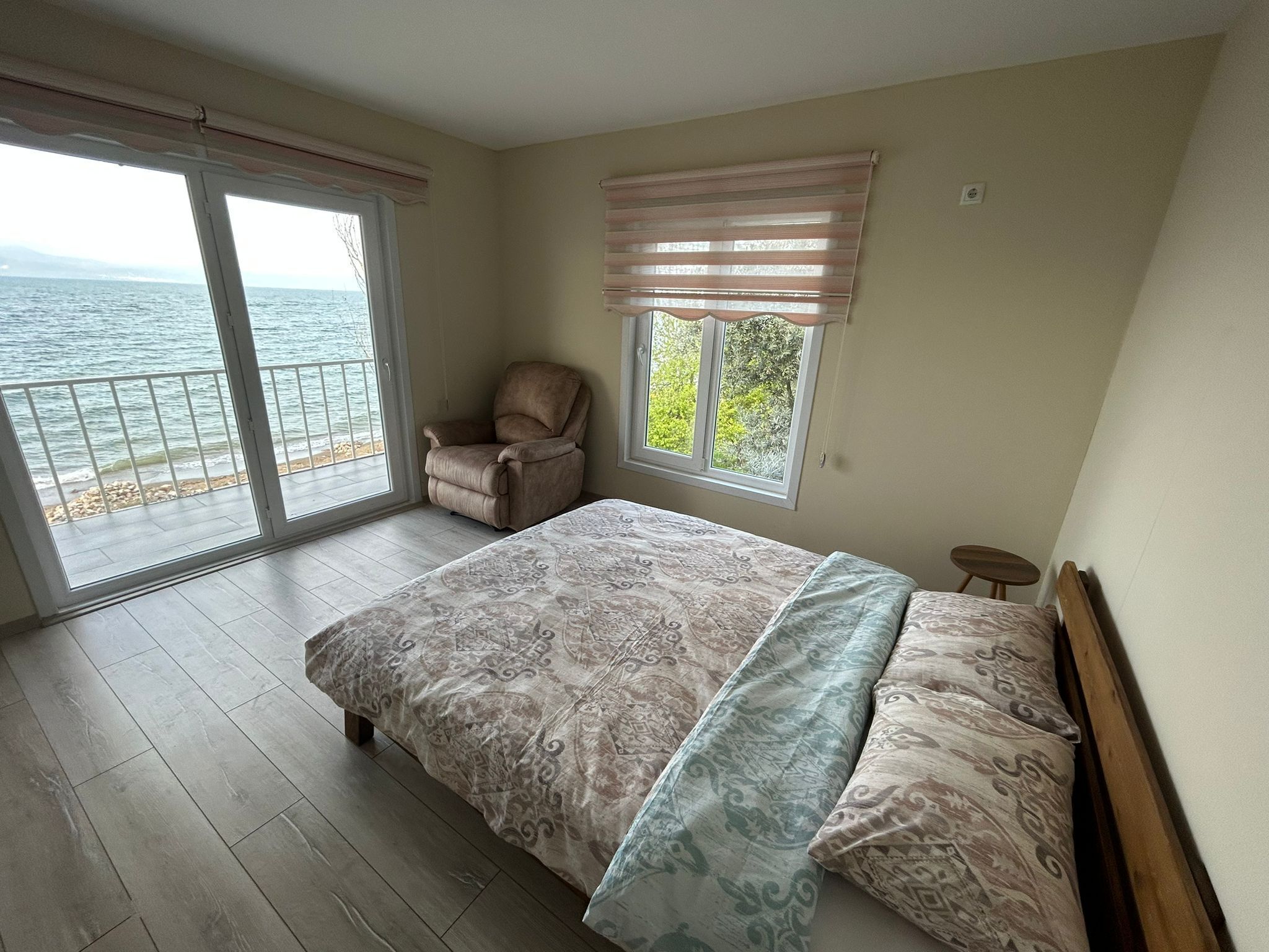 Iznik Sunshine Lake House with stunning views