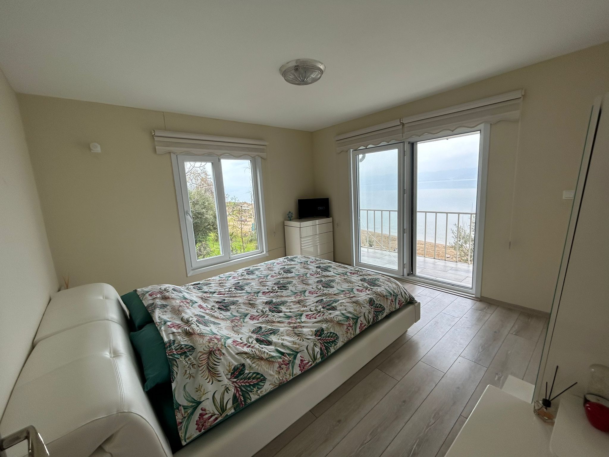 Iznik Sunshine Lake House with stunning views