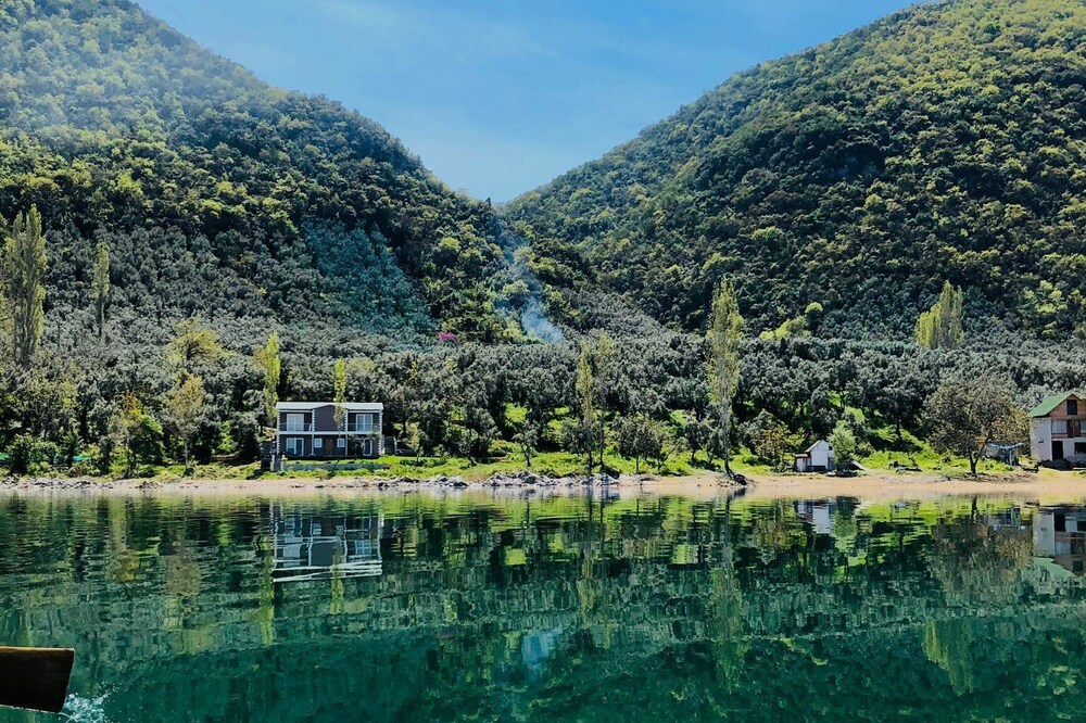 Iznik Sunshine Lake House with stunning views