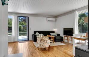 Smart TV, fireplace, DVD player - Awesome home in Grevinge with WiFi (Grevinge)