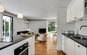 Fridge, oven, stovetop, dishwasher - Awesome home in Grevinge with WiFi (Grevinge)