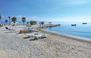 Una spiaggia nelle vicinanze