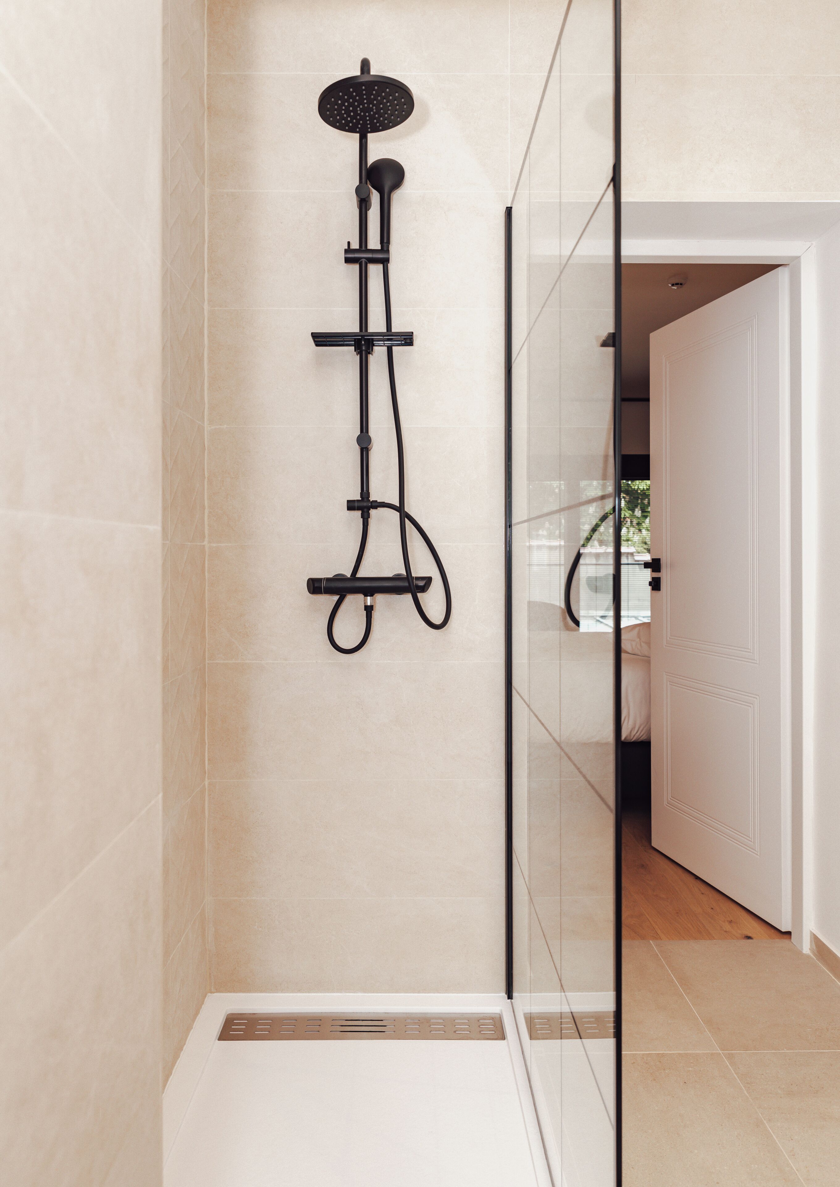 Bañera y ducha independientes y bañera profunda