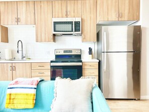 ثلاجة، ميكروويف، فرن، موقد طهي مسطح