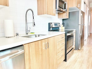 Refrigerador, microondas, horno y parrilla de estufa