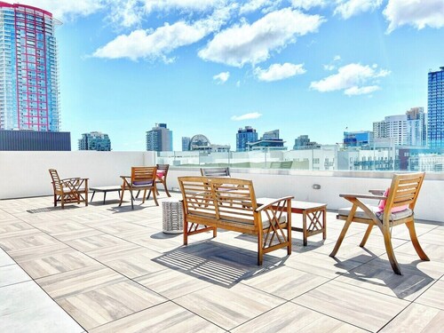 Beautiful One Bedroom Apartment With View of City