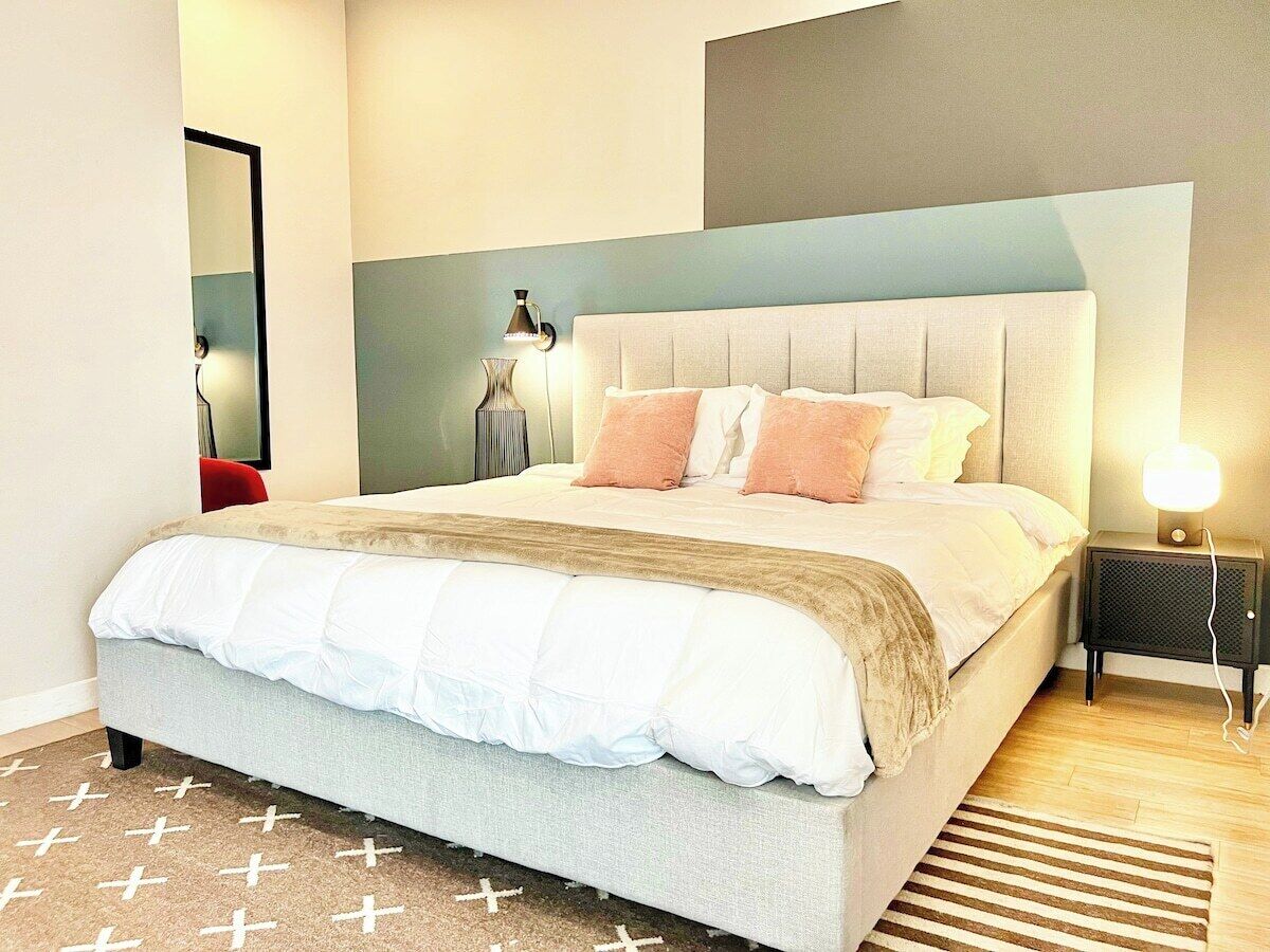 Beautiful One Bedroom Apartment With View of City