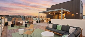 Beautiful One Bedroom Apartment With View of City