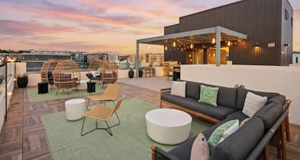 Beautiful One Bedroom Apartment With View of City