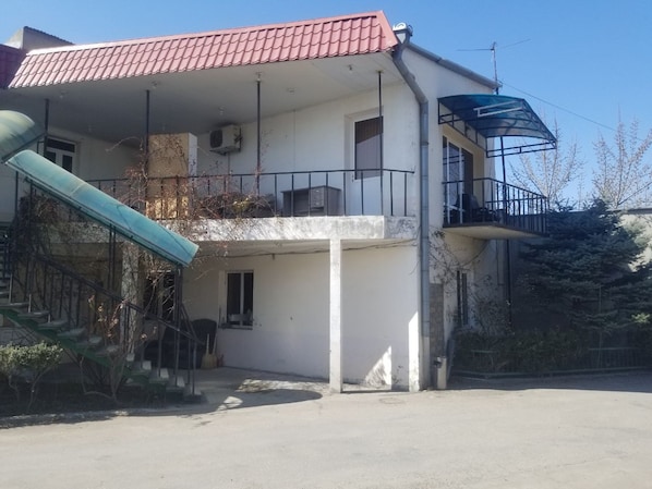 Fachada de la propiedad