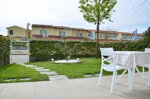 Outdoor dining - Studio with garden and air conditioning (Bibione)