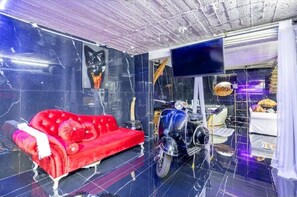Interior - Villa & Wellens Jacuzzi Massage Table (Kraainem)