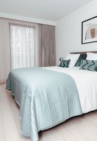 2 bedrooms, Egyptian cotton sheets, premium bedding, down comforters