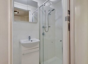 Een douche, een haardroger, handdoeken, zeep
