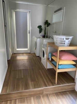 Dusj, hårføner, håndklær og såpe