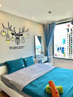 Exclusief appartement | Individueel gedecoreerd, individueel gemeubileerd, een bureau
