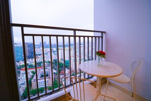 Exclusief appartement | Individueel gedecoreerd, individueel gemeubileerd, een bureau