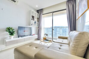 Apartamento executivo | Área de estar | TV de tela plana 48 polegadas com canais a cabo, TV