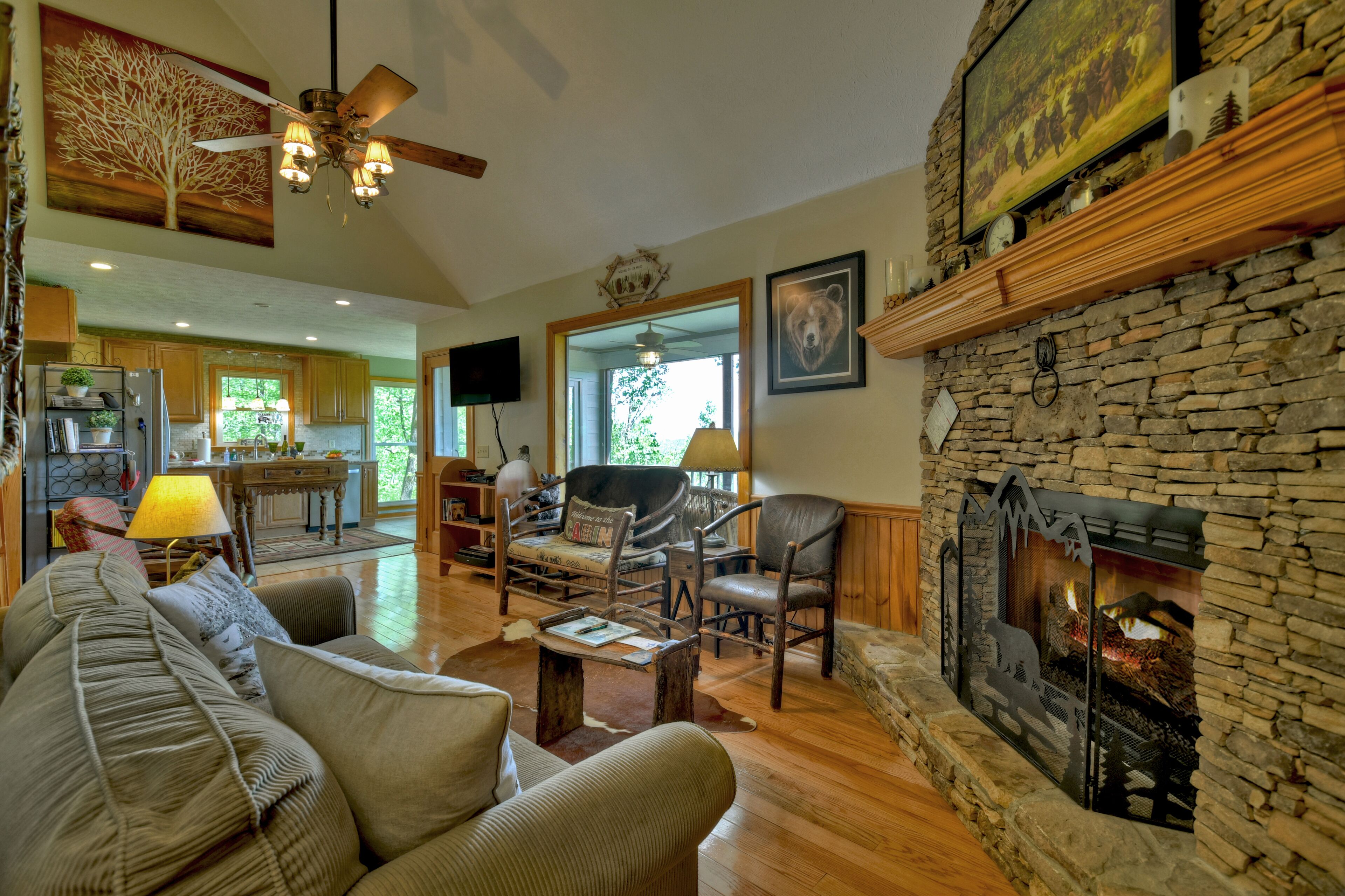 Dancing Bear is pet friendly with a magnificent view of the North GA Mountains, plus a hot tub and large screened porch. WiFi