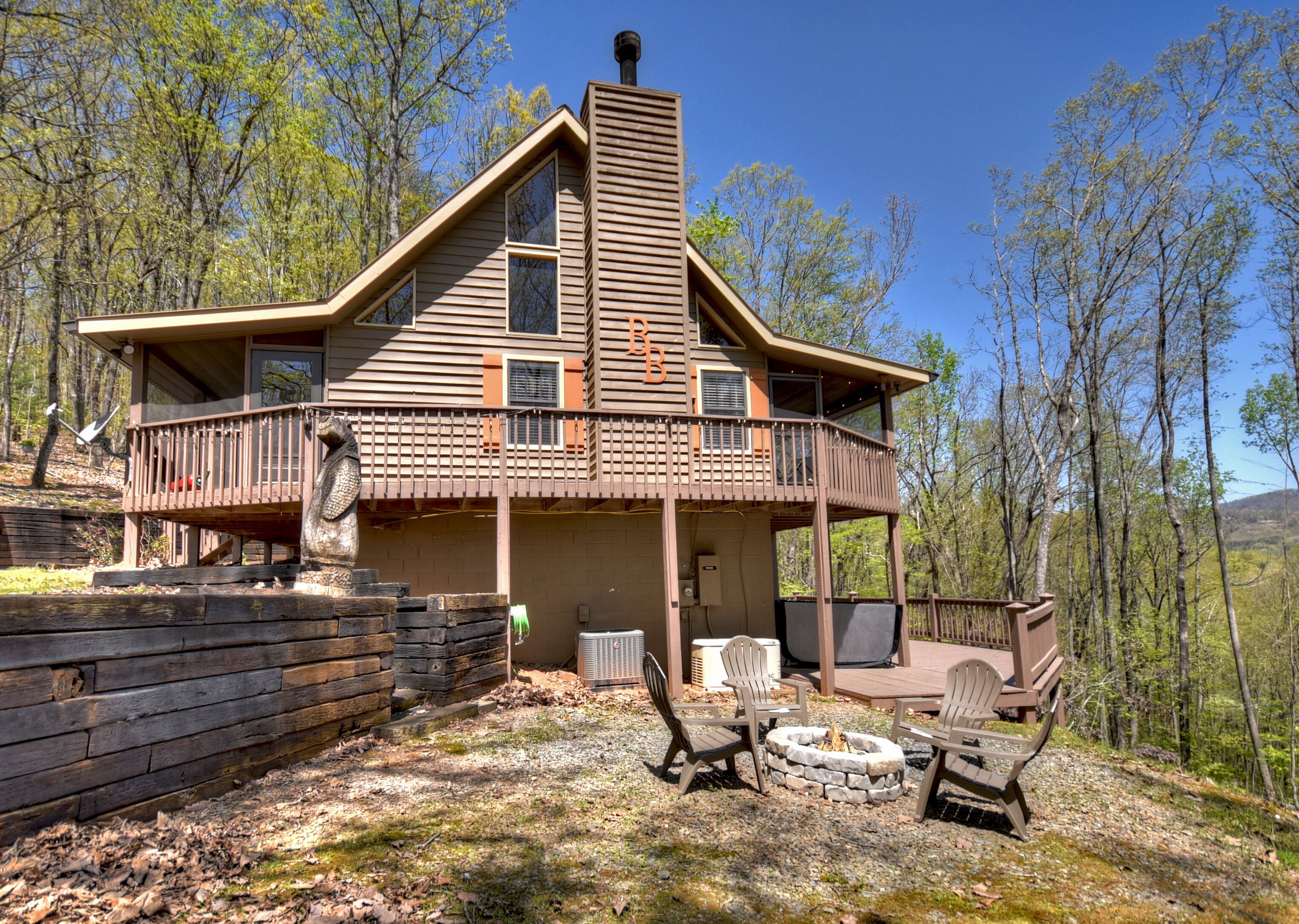 Big Bear Hideaway is pet friendly with a Mountain view, hot tub, firepit, WiFi and large screened porch