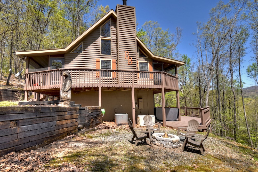 Big Bear Hideaway is pet friendly with a Mountain view, hot tub, firepit, WiFi and large screened porch