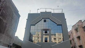 Um edifício com uma placa que diz "Dolphin Park" no topo.