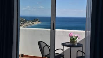 Suíte júnior, vista para o mar | Terraço/pátio