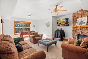 Smart TV, fireplace, foosball, books - Broken Arrow Abode (Overgaard)