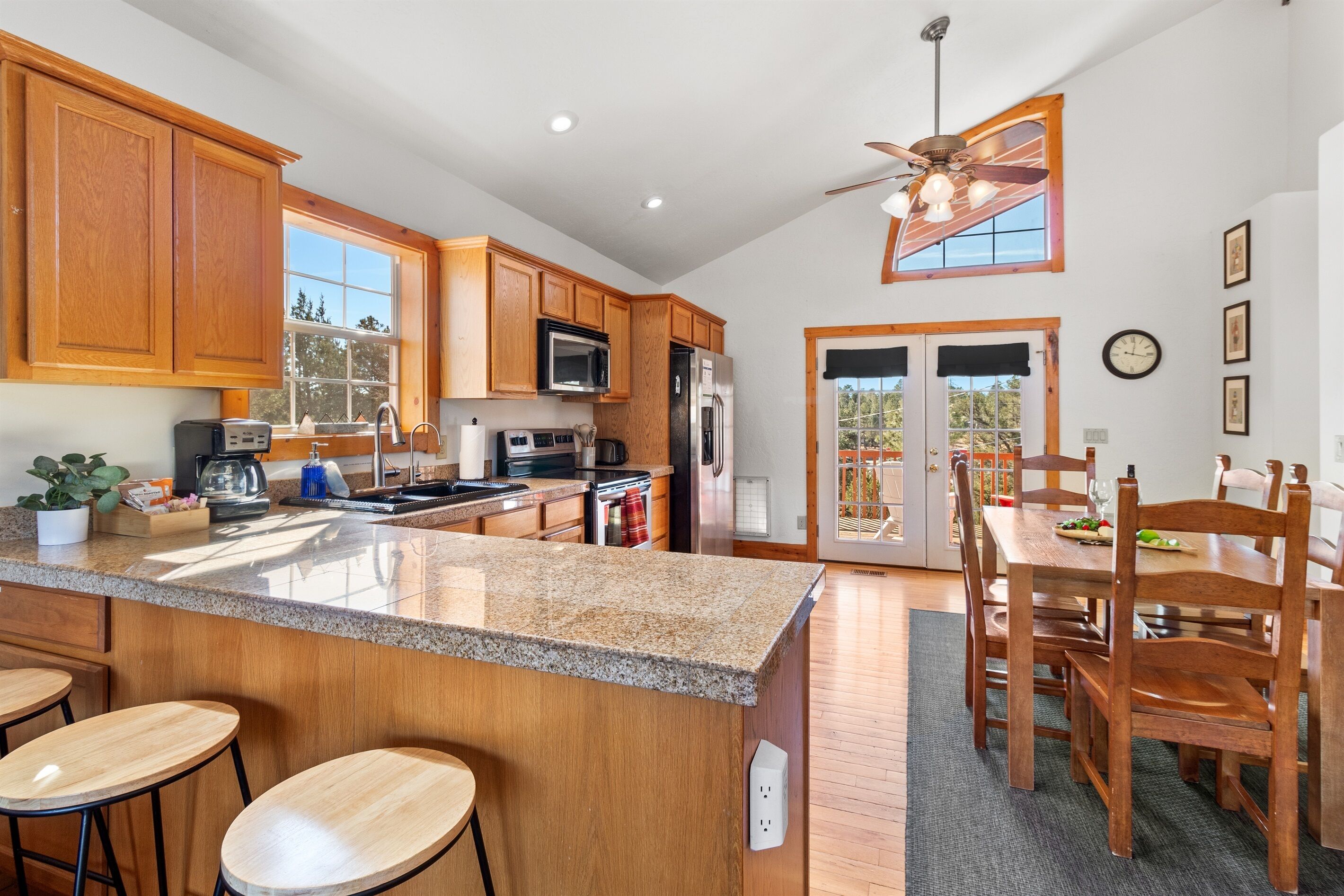 冷蔵庫、電子レンジ、オーブン、コンロ