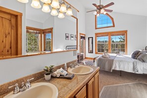 Ensemble douche/baignoire, sèche-cheveux, serviettes fournies