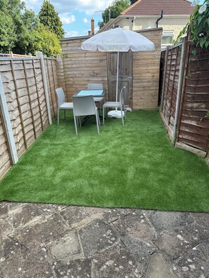 Outdoor dining - 4 bed near Windsor (Slough)